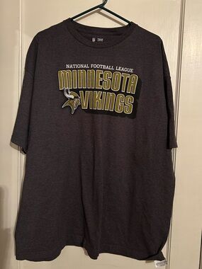 Team Apparel Minnesota Vikings Charcoal & Gold Graphic Tee.
2XL. Great condition